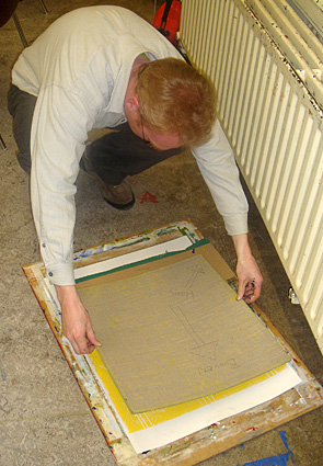 het met behulp van een hoek goed aanleggen van het linoleum