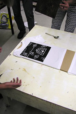 Workshop linosnede met textielverf afdrukken op t-shirt, het resultaat na het afdrukken van het linoleum op het t-shirt