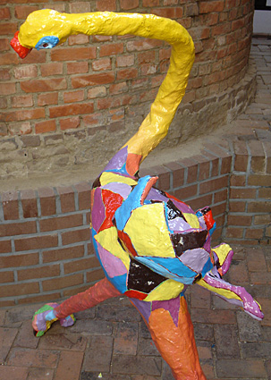 Polyester sculptuur Fiere Vogel van Twan de Vos, een grote kleurrijke flamingo-achtige vogel beeld