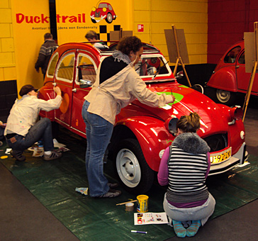 workshop auto beschilderen voor het berijf Ducktrail, met de werknemers een eend beschilderd