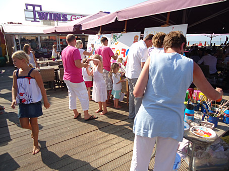 Bedrijfsuitje op het strand in Scheveningen, prachtig weer, 3 gezamenlijke schilderijen die aan elkaar passen