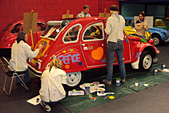 workshop auto beschilderen voor het berijf Ducktrail, met de werknemers een eend beschilderd