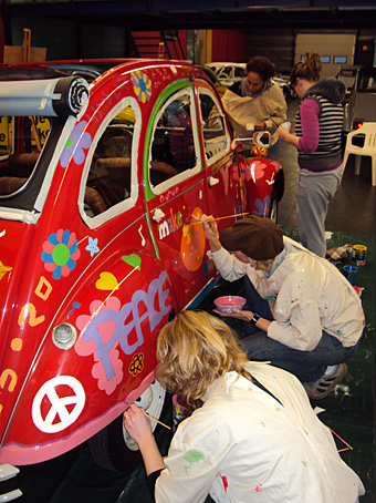 workshop auto beschilderen voor het berijf Ducktrail, met de werknemers een eend beschilderd