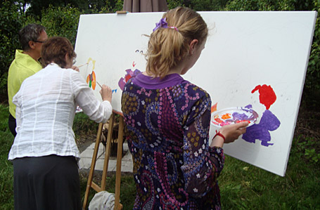 Een familie, bestaande uit 2 volwassenen en 2 kinderen, gaat samen een groot doek schilderen, wat een prominente plek in hun huis gaat krijgen.  Eerst brainstormen over onderwerp schilderij, samen een ontwerp maken, de schets op het doek zetten. Vervolgens schilderen met acrylverf, waarbij respect voor elkaar belangrijk is. Aan het eind van de middag een zelf geschilderd doek. Het hele proces is van begin tot eind te zien op de Kunstuitleen Tilburg, misschien mag je wel meedoen