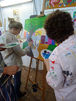 Familieworkshop schilderen op het atelier van Twan de Vos in Wageningen, familie van 15 personen heeft 3 schilderijen geschilderd, met 5 personen 1 schilderij