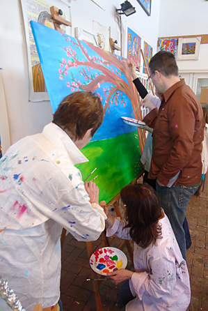 Een familie, bestaande uit 2 volwassenen en 2 kinderen, gaat samen een groot doek schilderen, wat een prominente plek in hun huis gaat krijgen.  Eerst brainstormen over onderwerp schilderij, samen een ontwerp maken, de schets op het doek zetten. Vervolgens schilderen met acrylverf, waarbij respect voor elkaar belangrijk is. Aan het eind van de middag een zelf geschilderd doek. Het hele proces is van begin tot eind te zien op de Kunstuitleen Tilburg, misschien mag je wel meedoen
