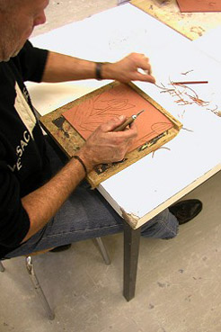 Workshop linosnede met textielverf afdrukken op t-shirt, het linoleum wordt uit gegutst