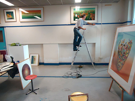 Herman Kuypers is zijn werk aan het ophangen in de Kunstuitleen Tilburg waar hij in het weekend van 15 en 16 oktober exposeert met zijn aquarellen en potloodtekeningen van stoelen