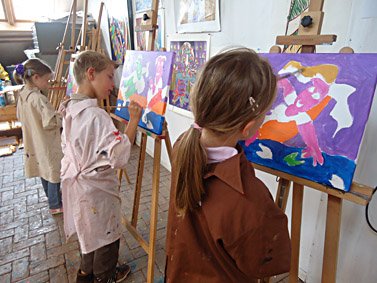 kinderfeestje ieder aan een doek schilderen, de doekjes samen vormen 1 schilderij