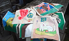 kinderfeestje tasjes schilderen met textielverf op het atelier van kunstenaar in Tilburg, Wageningen, Ede, Veenendaal, Oosterbeek, betuwe, Rhenen, Elst, Oisterwijk, Berkel-Enschot, Goirle