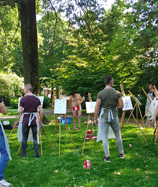 Schaars gekleed naaktmodel schilderen in het Muinkpark in Gent tijdens vrijgezellen