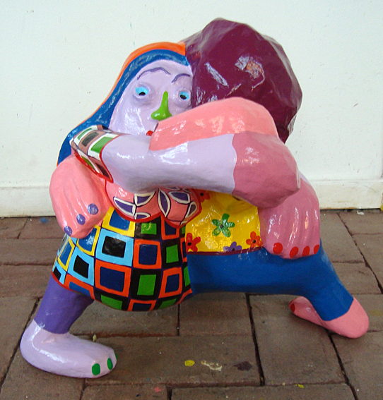 Papier mache beeld Openingsdans van Twan de Vos, een kleine sculptuur in een kleine oplage die de opening van een feest verbeeldt