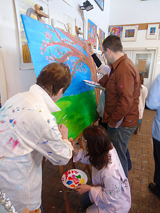 workshop schilderen met de familie, opa, oma en de kinderen en kleinkinderen schilderen samen een doek met als thema lentebloesem, de kleinkinderen maken ieder een eigen klein schilderijtje