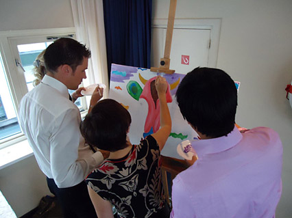 schilderen op een bruiloft, huwelijk samen met de gasten, een schilderij is een blijvend aandenken aan de trouwdag