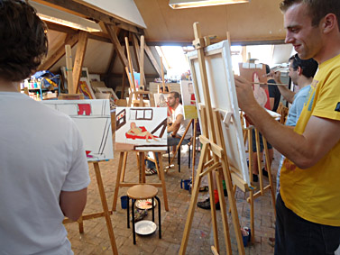 workshop naaktmodel schilderen tijdens een vrijgezellenfeest op mijn atelier in de steenfabriek in de uiterwaarden van Wageningen, mannen schilderen een vrouwelijk naaktmodel