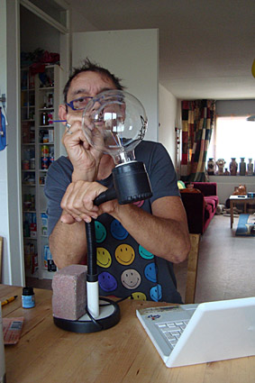 Beschilderen gloeilamp met glasverf