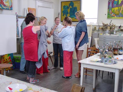 Workshop t-shirt schilderen met textielverf in de uiterwaarden van de Rijn t-shirt workshop schilderen schilderworkshop groepsworkshop workshop schilderen schilderworkshop groepsworkshop teambuilding familiefeest feest vrijgezellenparty wageningen rhenen arnhem ede veenendaal bennekom renkum gelderland veluwe betuwe