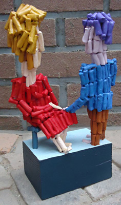 Skulptur Begegnung der Twan de Vos, Keramik und Holz, Gespräch zwischen Mann und Frau