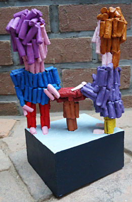 Skulptur Tisch Gespräch Twan Twan Fox, Keramik und Holz, zwei Menschen im Gespräch