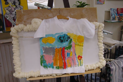 Workshop t-shirt schilderen met textielverf in de uiterwaarden van de Rijn workshop schilderen schilderworkshop groepsworkshop workshop schilderen schilderworkshop groepsworkshop teambuilding familiefeest feest vrijgezellenparty wageningen rhenen arnhem ede veenendaal bennekom renkum gelderland veluwe betuwe