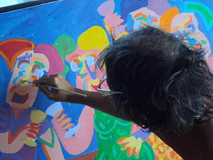 Twan de Vos bei der Arbeit in seinem Atelier in Spanien, er arbeitet an einem Gemälde
