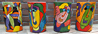 4 Keramikvasen von Twande Vos, mit Menschen als Thema