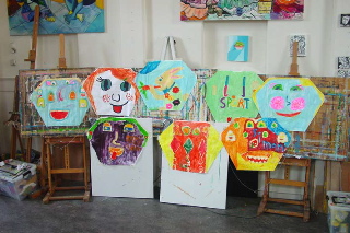 creatief kinderfeestje vliegeren op een echt atelier bij een kunstenaar