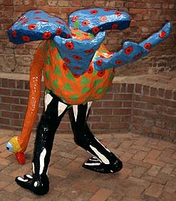 Sculptuur Struisvogel,beeld van polyester, struisvogel met vleugels die aan het eten is, basis van kippengaas en pur vogel beeld sculptuur polyester