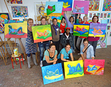 Naaktmodel schilderworkshop op mijn atelier in Wageningen, vrouwen hebben tijdens een vrijgezellenfeest een mannelijk naaktmodel geschilderd 