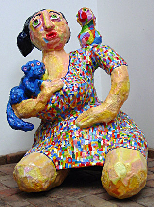 Polyester beeld Vrouw met blauwe aap en vogel van Annelies van Biesbergen