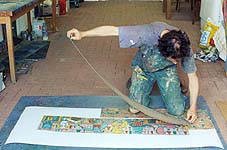 linosnede wordt op het papier gelegd atelier linosnede