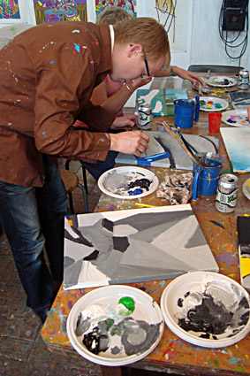 De laatste details en de extra kleur worden op het schilderij gezet