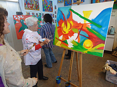 Workshop schilderen moeders en dochters, moeder en dochter maken samen een schilderij op mijn atelier in Wageningen