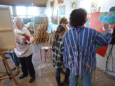 Workshop schilderen moeders en dochters, moeder en dochter maken samen een schilderij op mijn atelier in Wageningen