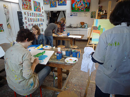 Bedrijfsuitje waarbij iedereen afzonderlijk een schilderij heeft gemaakt op het atelier van Twan de Vos in Wageningen
