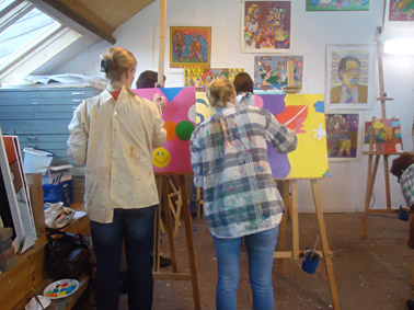 Workshop schilderen, een schilderij bestaande uit kleine schilderijen wordt door collega's op een bedrijfsfeest, bedrijfsuitje, personeelsfeest gemaakt op mijn atelier in Wageningen, is ook mogelijk op lokatie