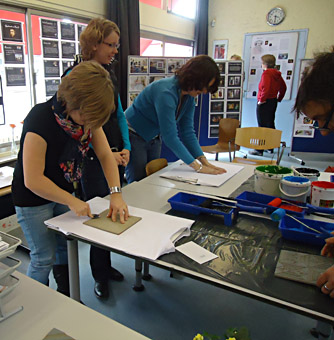 Workshop linosnede op t-shirt met textielverf, de tekening wordt op het linoleum gezet, wordt in spiegelbeeld afgedrukt op t-shirt met textielverf, als je tekst gebruikt moet de tekst in spiegelbeeld op het linoleum