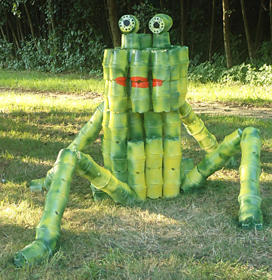 Skulptur von biobasierten Blumentöpfe aus Kartoffel eines Frosches für die Ausstellung Landart Diessen von der Twan de Vos gemacht