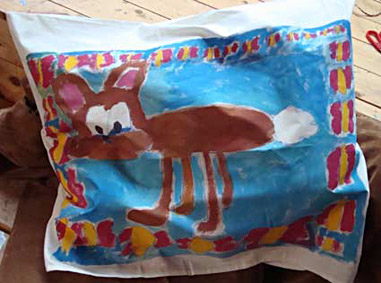 Kinderfeestje kussensloop schilderen met textielverf in Wageningen of Tilburg, een schilderij op bed maken, je kussensloop versieren, wasbaar op 60 graden in de wasmachine, eerst een ontwerp maken op papier kinderfeestjes kinderfeestjes kinderfeestje verjaardag schilderen knutselen wageningen ede Tilburg veenendaal rhenen renkum gelderland veluwe