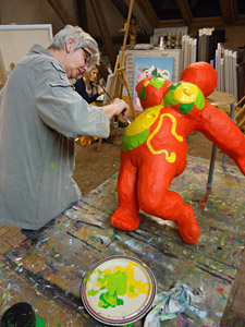 Schilderen papier mache beeld tijdens cursus, geïnspireerd op de Nana van Nikki de Saint Phalle