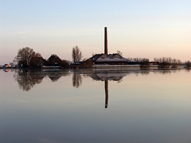 hoog water Atelier Twan de Vos in steenfabriek De Bovenste Polder in de uiterwaarden van de Rijn in Wageningen, direct aan het water