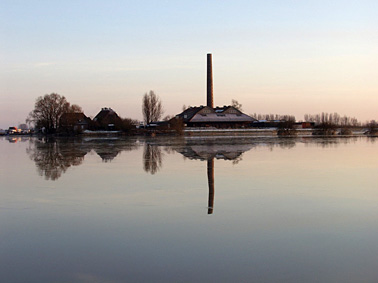  Hochwasser Twan Atelier de Vos in der Oberen Ziegelei Polder in den Auen des Rheins in Wageningen, direkt am Wasser Malatelier, Malworkshop