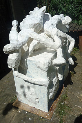 Fiberglas-Skulptur Ode an die Erde von der Twan de Vos, drei Frösche machen Musik, Akkordeon, Gitarre und Blasinstrument, die besingen die Schönheit ihrer Umgebung .