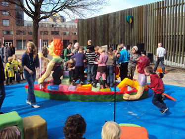 Das Torf Schiff, ein Boot aus Polyester über die Geschichte der niederländischen Stadt Stadskanaal ist für Kinder attraktiv.