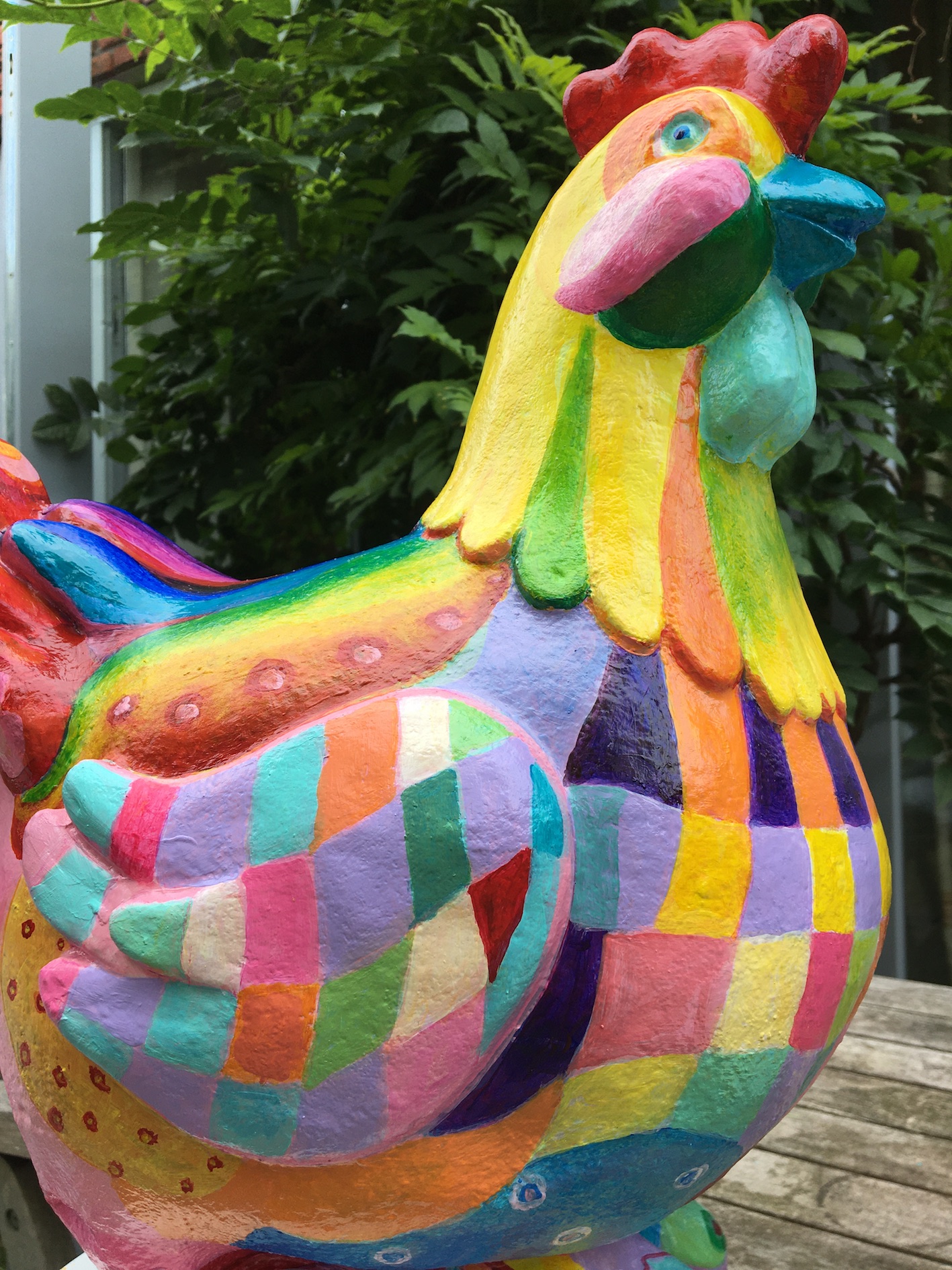 polyester-chicken Polyester beeld Lekker kippie van Twan de Vos, prachtige Barnevelder op tafel