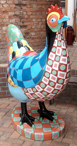 sculptuur beeld polyester kip haan, kleurrijk beschilderde kip van polyester voor een biutententoonstelling in Barneveld sculptuur polyester kip haan 