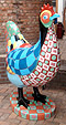 sculptuur beeld polyester kip haan, kleurrijk beschilderde kip van polyester voor een biutententoonstelling in Barneveld  tuinbeeld, beeld voor buiten of in de tuin, tuinbeeld