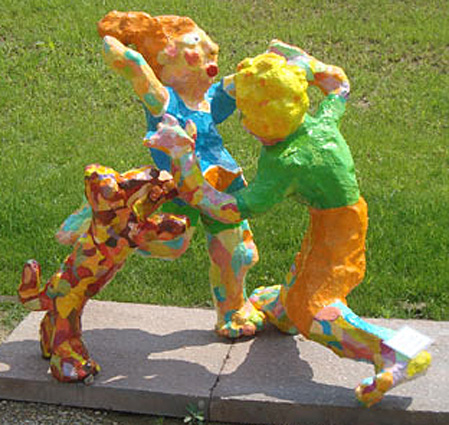 Polyester beeld Let's Dance van Annelies van Biesbergen, dans van man, vrouw en hond