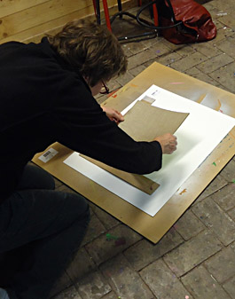 Linoleum op papier leggen om af te drukken tijdens cursus