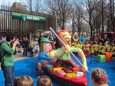 Das Torf Schiff, ein Boot aus Polyester über die Geschichte der niederländischen Stadt Stadskanaal ist für Kinder attraktiv.